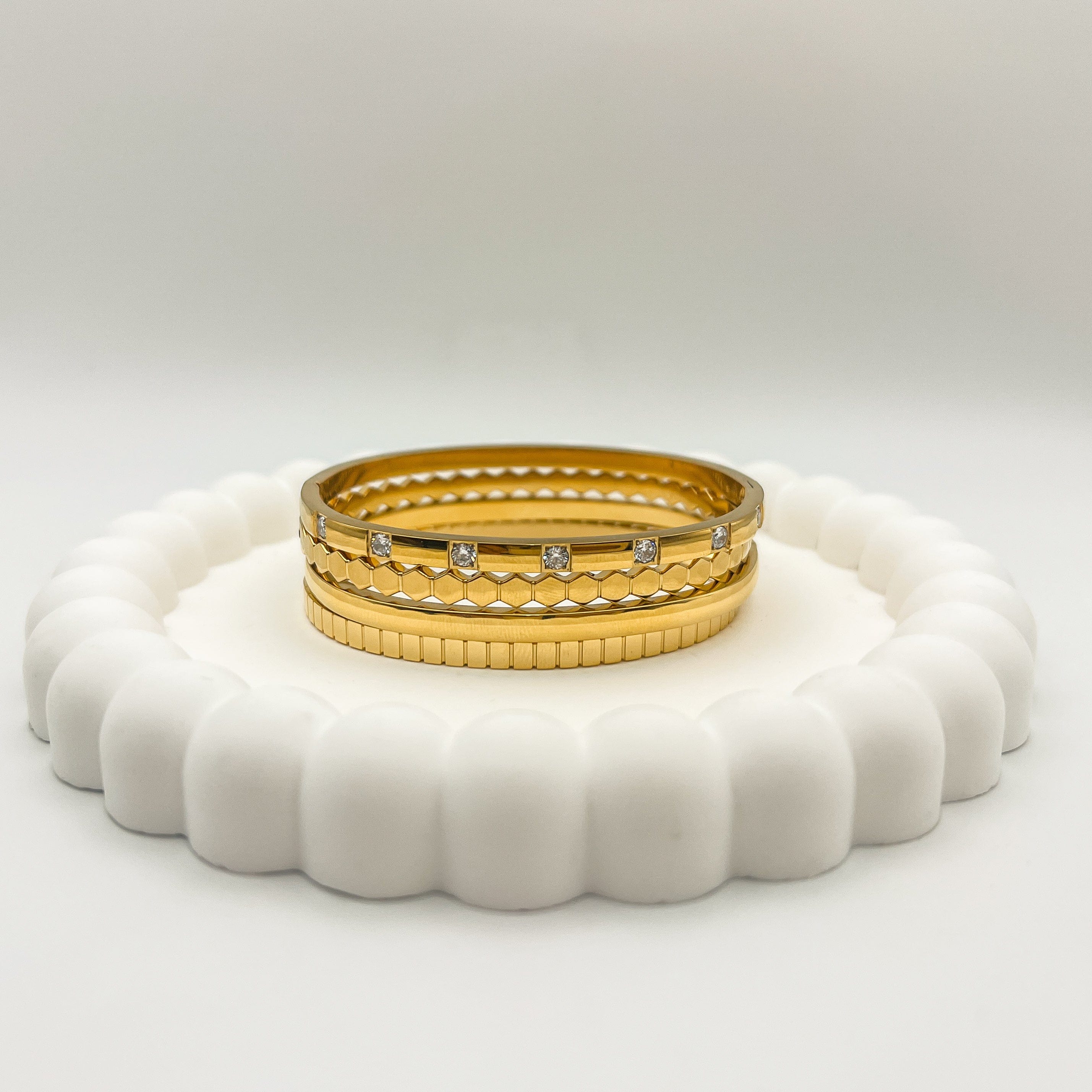 GARNI ガルニ Grace Bangle GOLD Hinged Gold Bangles- Choose 3 And Save! – FIONA GRACE